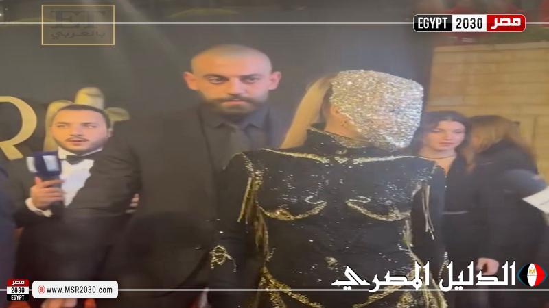 باميلا الكيك تطل بالقناع على السجادة الحمراء لمهرجان الموريكس دور